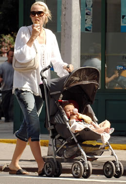 The model and her daughter enjoy an ice cream | Photo: � Rex