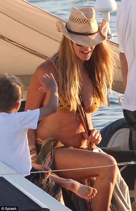 Elle MacPherson shows off her bikini body