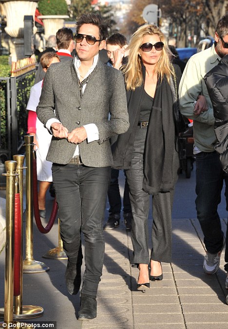 Kate Moss and Jamie Hince not looking like happy newlyweds anymore