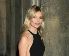 Kate Moss‘ arm is paralysed