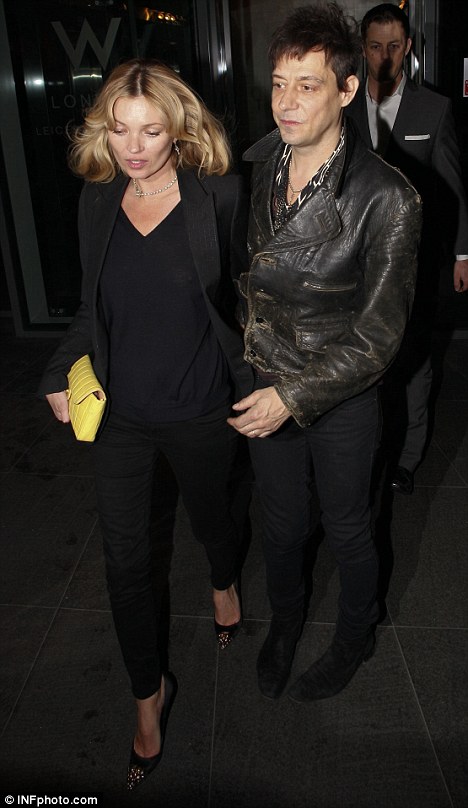 article-0-11FB1E06000005DC-566_468x808