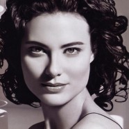90s Model Shalom Harlow returns to the runway and packs a punch