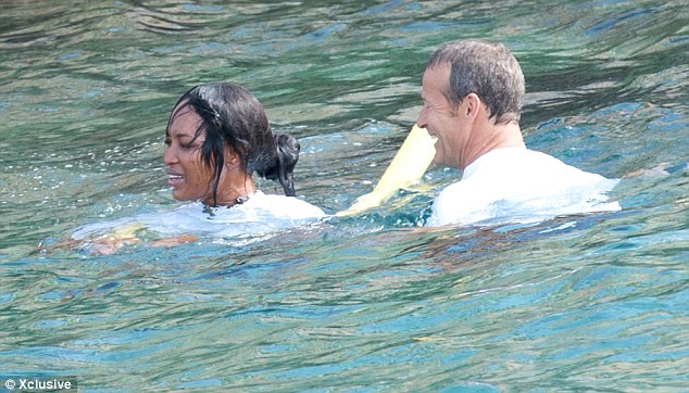 Naomi Campbell shows off „killer bod“ in a skimpy black bikini