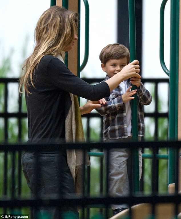 After pregnancy rumours, Gisele Bundchen wears a long scarf to take her Benjamin to the park.