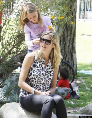 Heidi Klum and daughter Leni put flowers in each others hair - Part 2