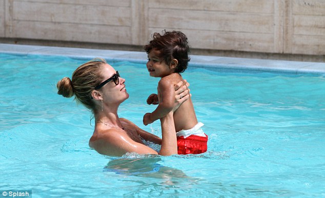 Doutzen Kroes shows why she is a supermodel