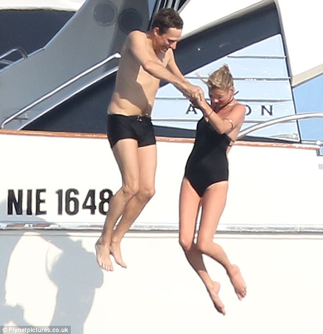 Kate Moss shows off “beach bod.”