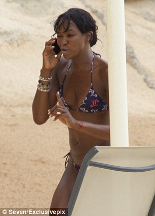 Naomi Campbell shows her “super beach body” again