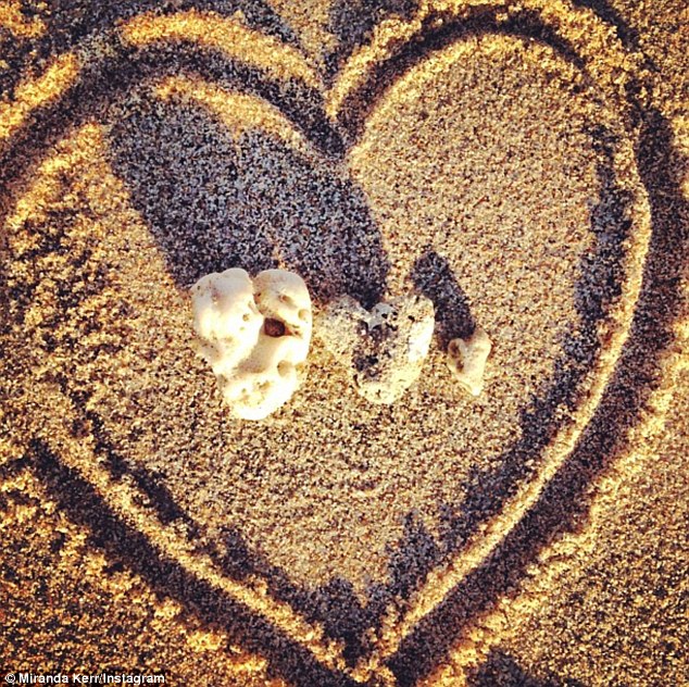 Miranda Kerr tweets pics of perfect holiday