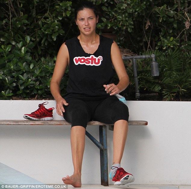 Victoria’s Secret model, Adriana Lima, works hard to lose baby weight