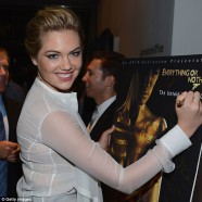 Kate Upton chooses conservative look for the premiere of 007
