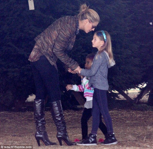 Heidi Klum visits the Christmas Fair and has a good time