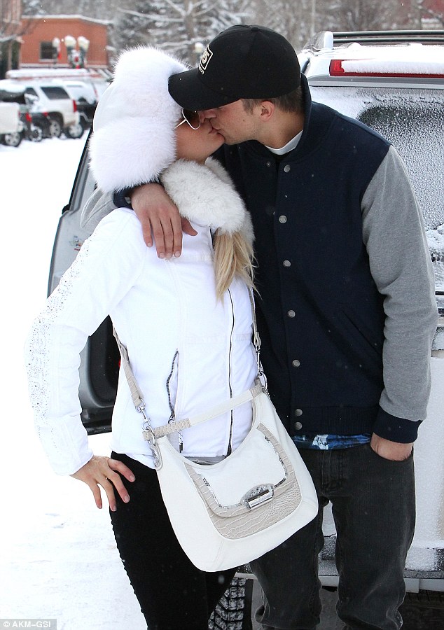 article-2251110-16980BF9000005DC-791_634x900