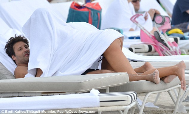 article-2253563-16A9012B000005DC-716_634x383