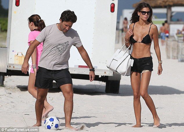 article-2253563-16A9BABD000005DC-279_634x456