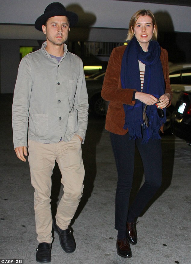 article-2256345-16BB2A5D000005DC-309_634x876