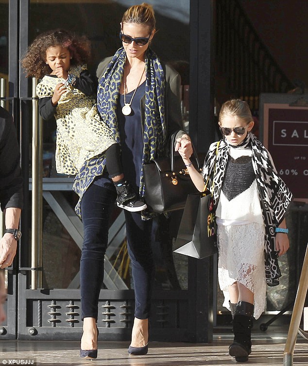 article-2256353-16BBA1C4000005DC-72_634x754