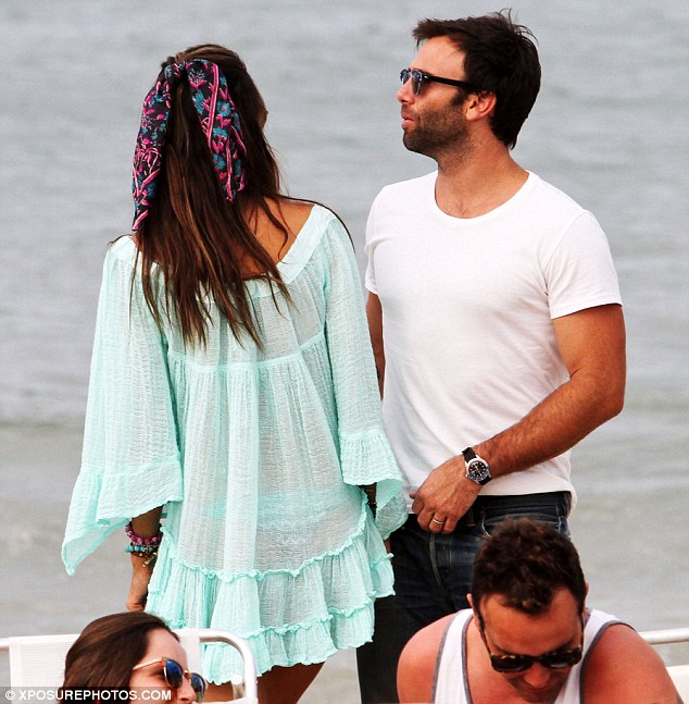 article-2257270-16C0DBB4000005DC-732_634x647