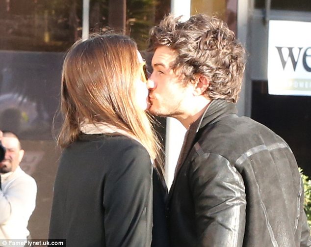 Miranda and Orlando make it clear with a kiss