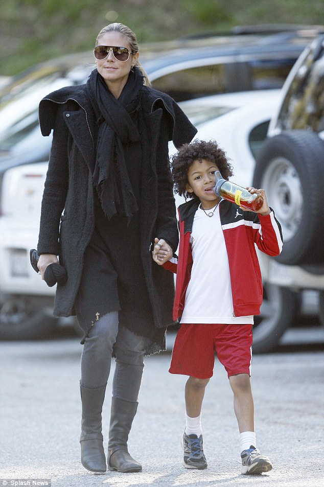 article-2261598-16E6BF40000005DC-881_634x953