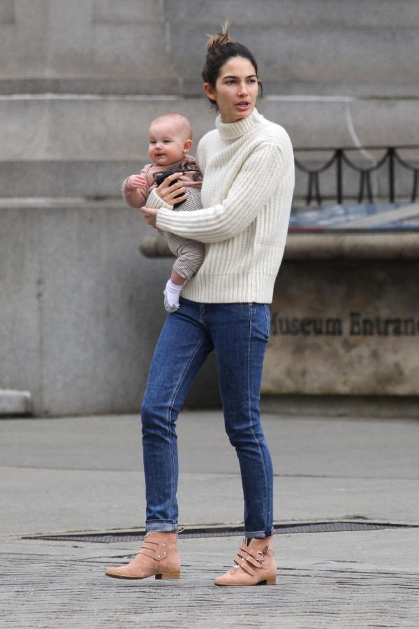 Lily Aldrige With Daughter Dixie Visiting A Museum!