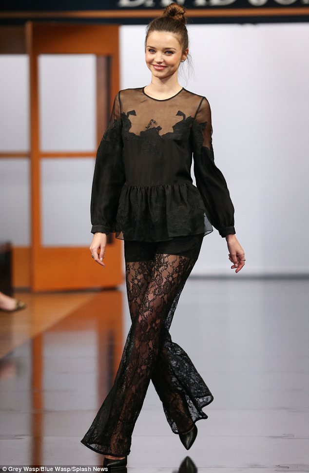 article-2274302-176066DD000005DC-454_634x969