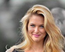 Bar Refaeli Recreating “The Kiss” On The Tonight Show!