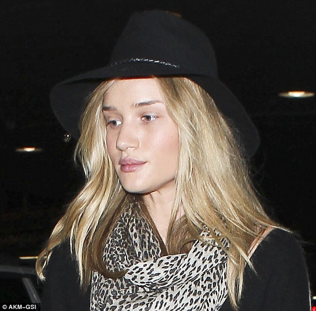 Rosie Huntington-Whiteley goes make-up free