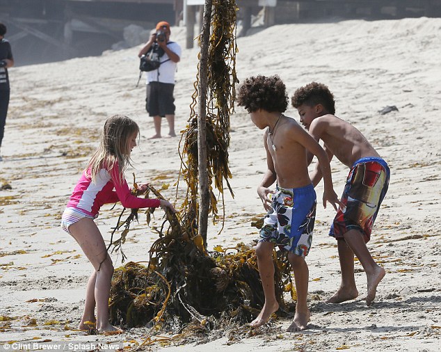 article-2298201-18E1E83A000005DC-524_634x506