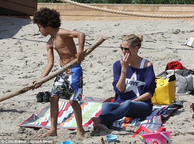 article-2298201-18E1E9EA000005DC-274_634x470