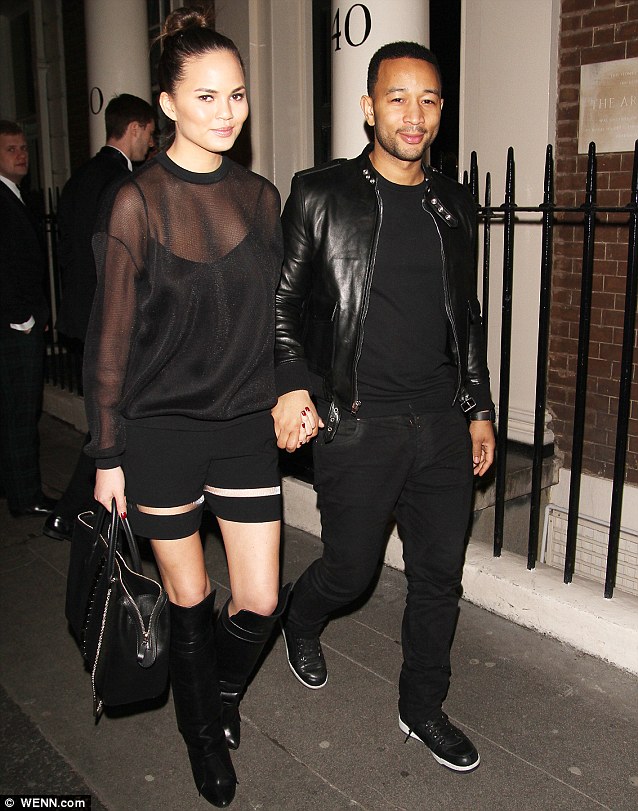 Chrissy Teigen “rocks” her outfit!