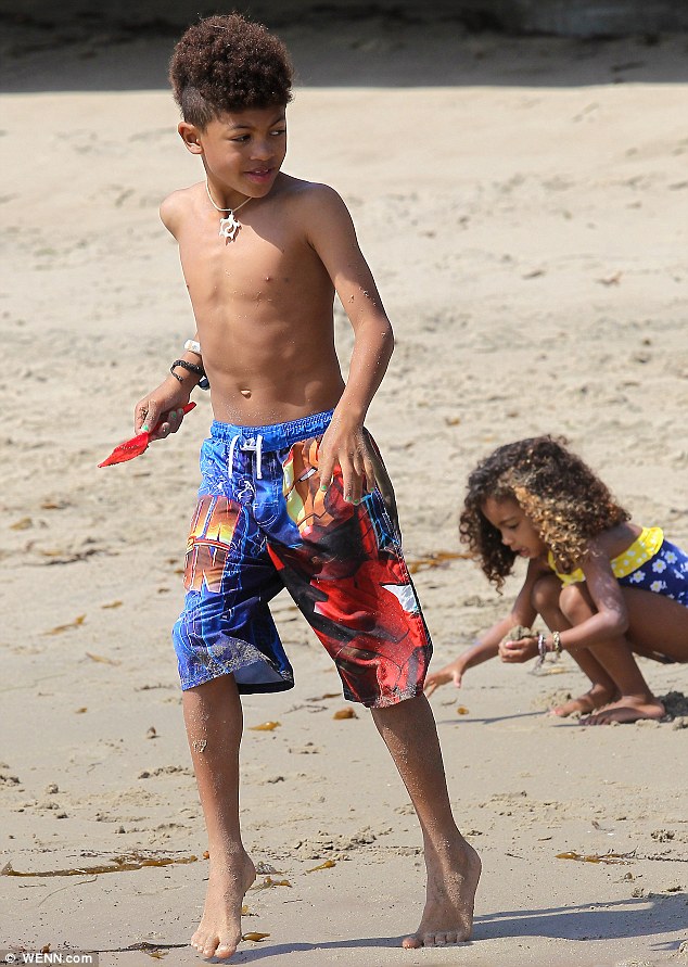 article-2302500-18E3F98D000005DC-916_634x891