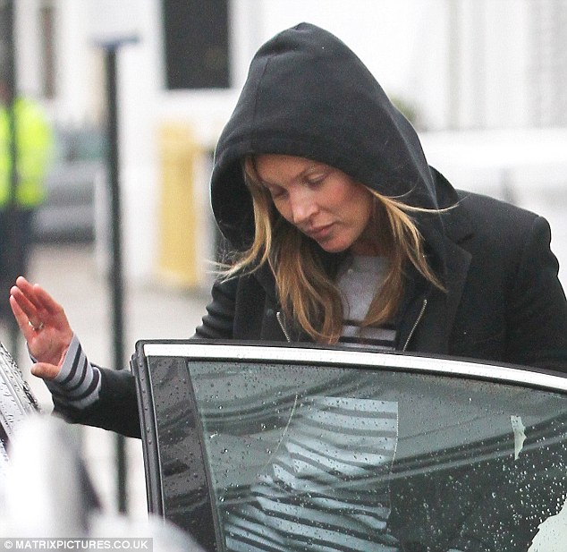 Kate Moss goes “undercover” on shopping trip