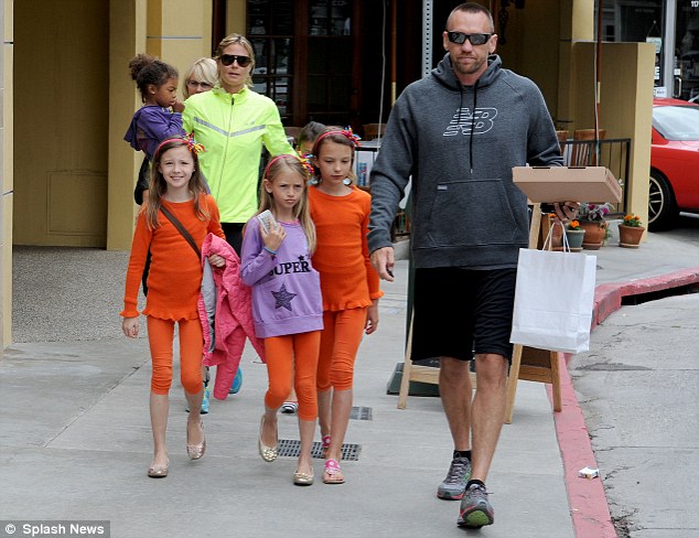 article-2309117-194B392B000005DC-718_634x488