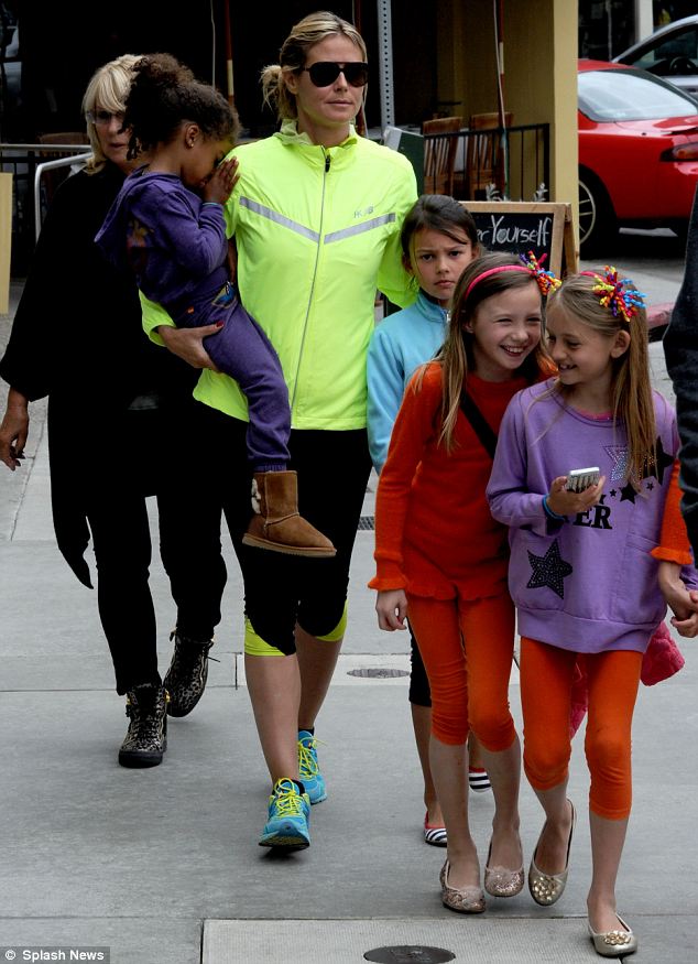 article-2309117-194B39B3000005DC-855_634x875