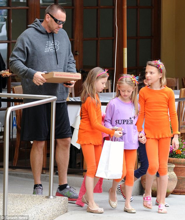 article-2309117-194B3A26000005DC-224_634x755