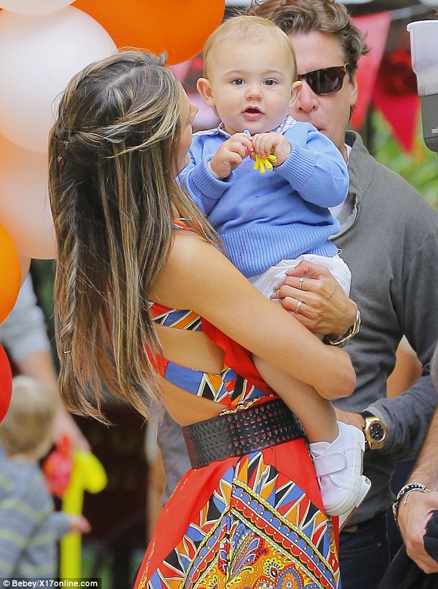 article-0-19A422F4000005DC-242_634x851