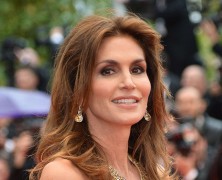 Cindy Crawford exudes �olde-world� glamour at Cannes Film Festival