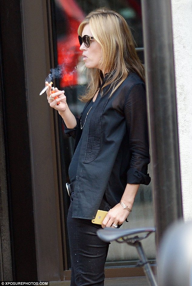 article-2325686-19D0952A000005DC-702_634x944