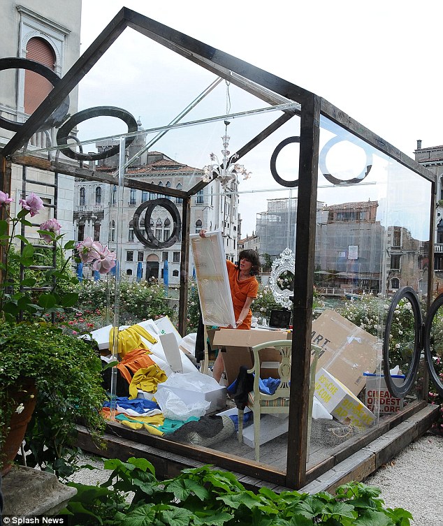 article-2332464-1A0B0446000005DC-409_634x753