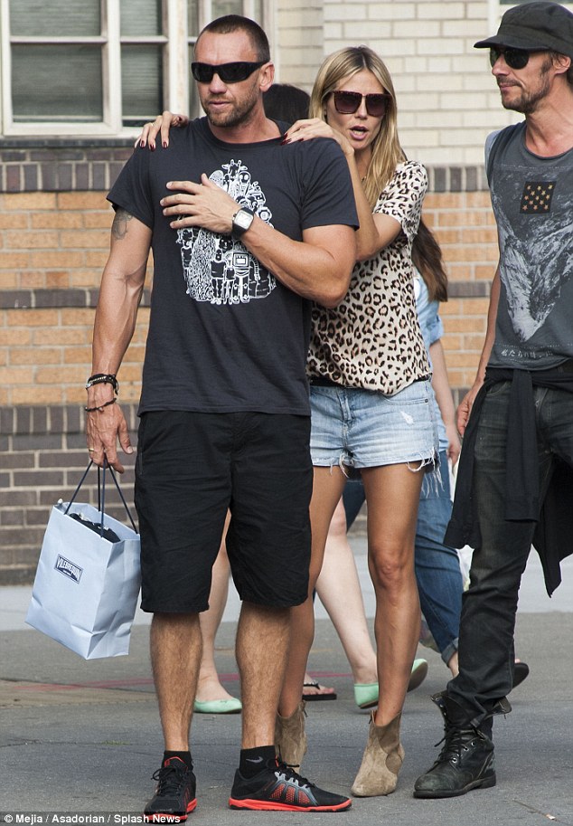 article-2338713-1A3BC8C4000005DC-719_634x913