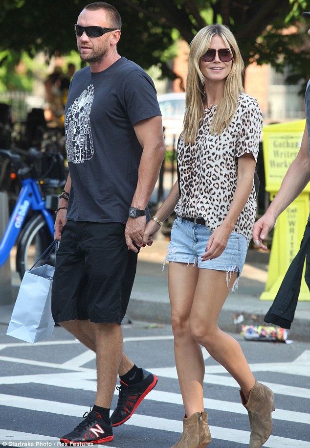 article-2339584-1A3BE2DC000005DC-354_634x915