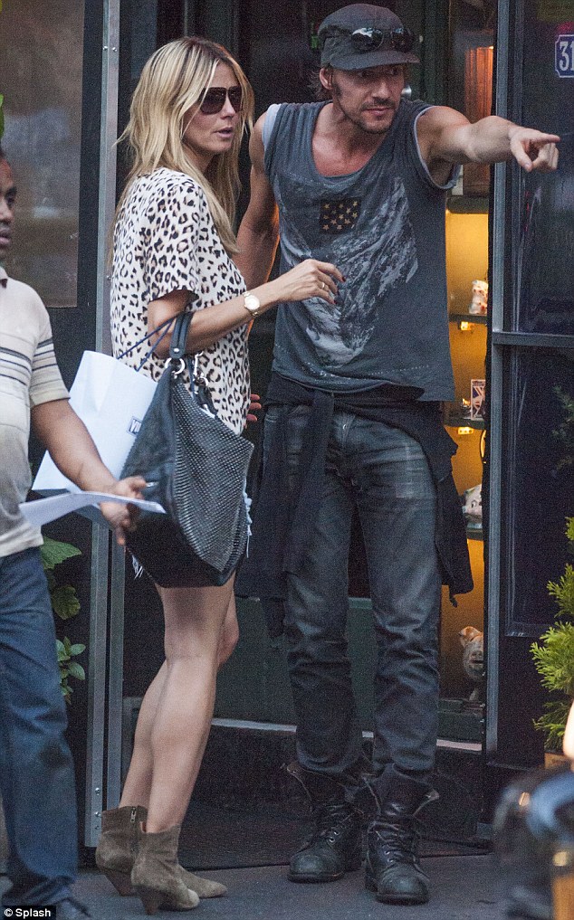 article-2339584-1A41B0A5000005DC-223_634x1017