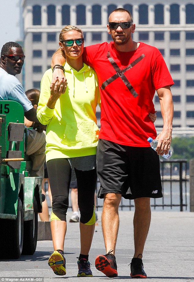 article-2342444-1A56A7BC000005DC-827_634x921