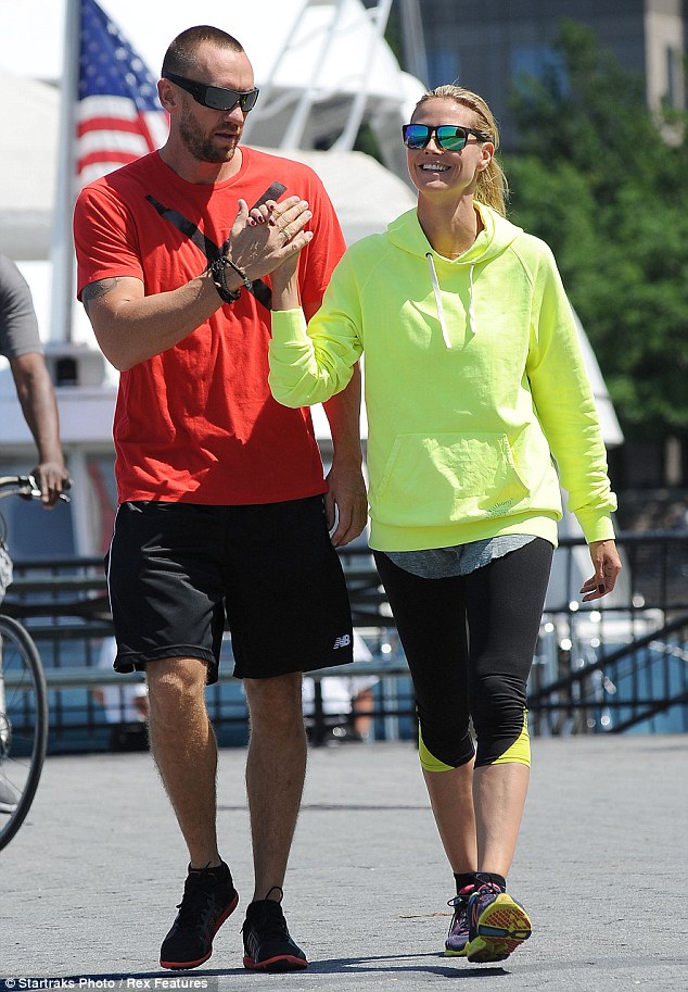 article-2342444-1A573D7E000005DC-935_634x913