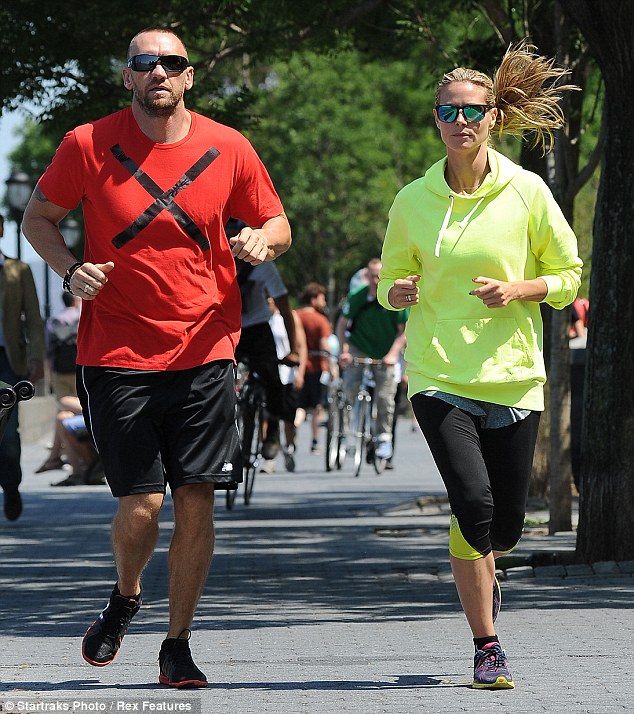 article-2342444-1A573D8A000005DC-194_634x714