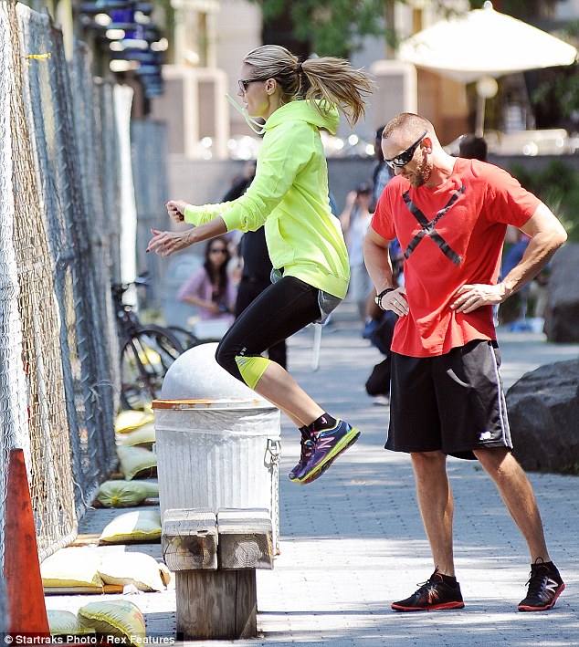 article-2342444-1A573D8E000005DC-529_634x709