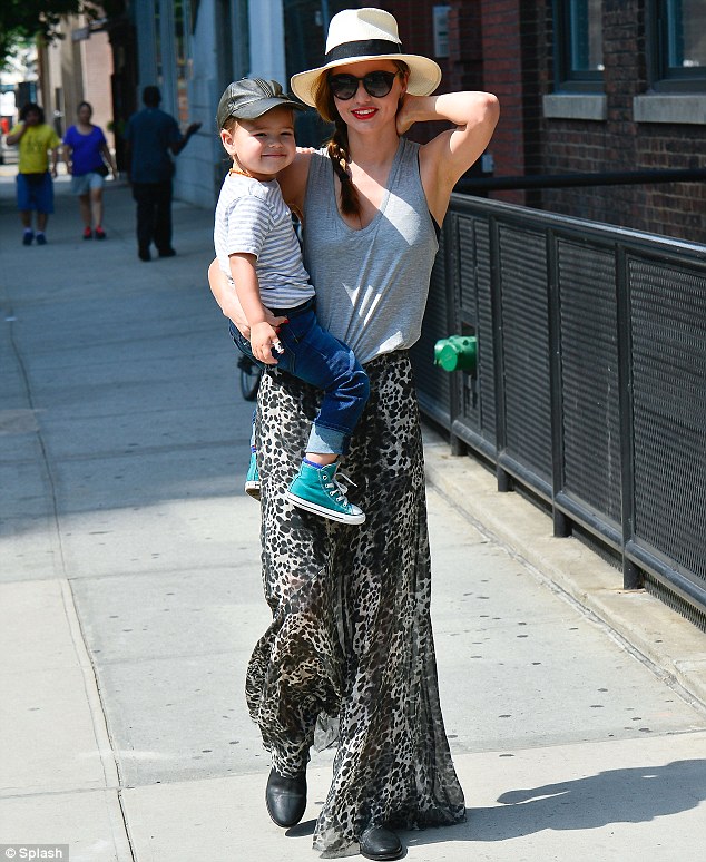 article-2343997-1A62A524000005DC-144_634x774