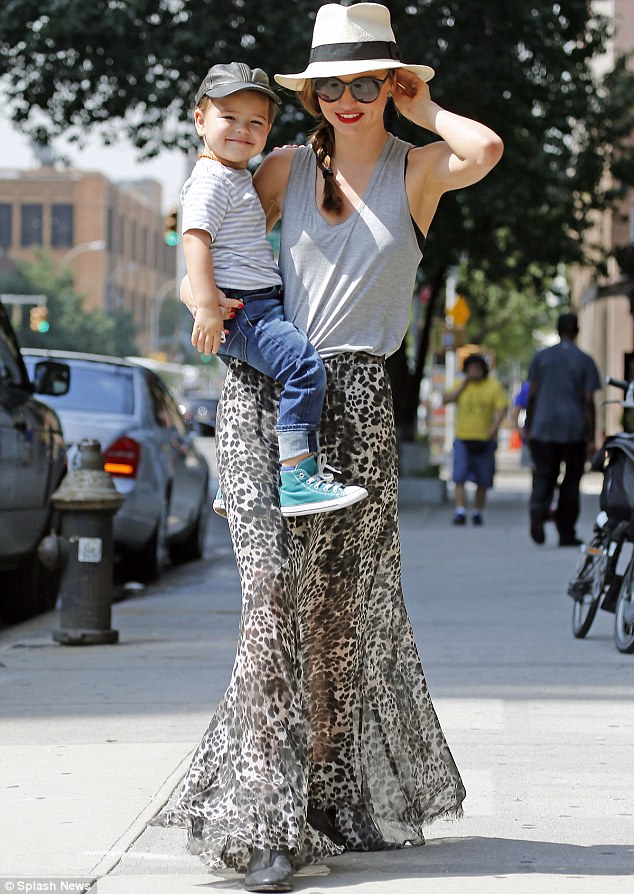 article-2343997-1A62D60D000005DC-355_634x894