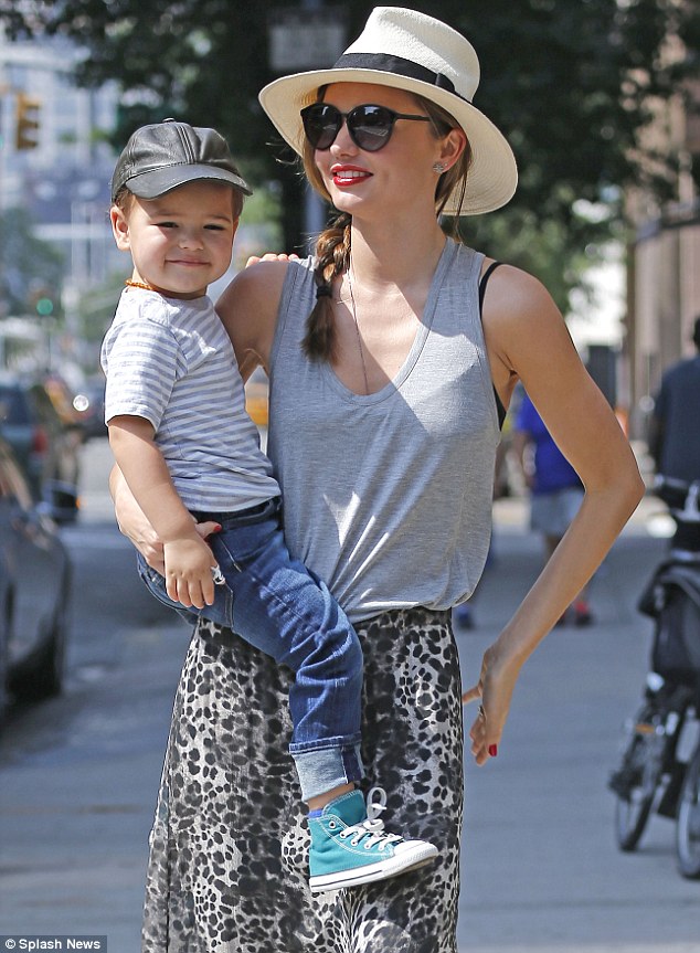 article-2343997-1A62D642000005DC-305_634x863